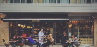 Ile zarabia kelner z napiwków?