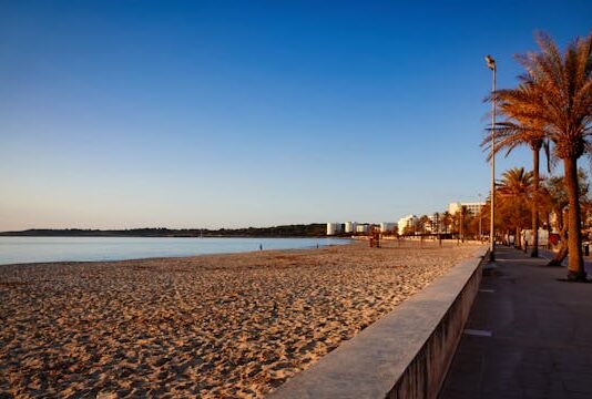 Apartamenty do wynajęcia na Majorce z basenem – luksus czy standard wakacyjny? majorka